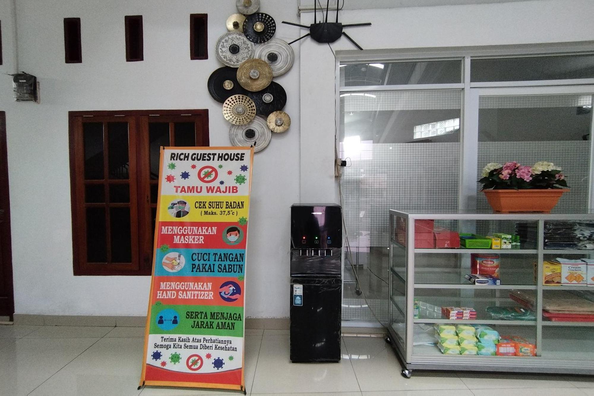 Rich Guesthouse Jambi Exterior photo