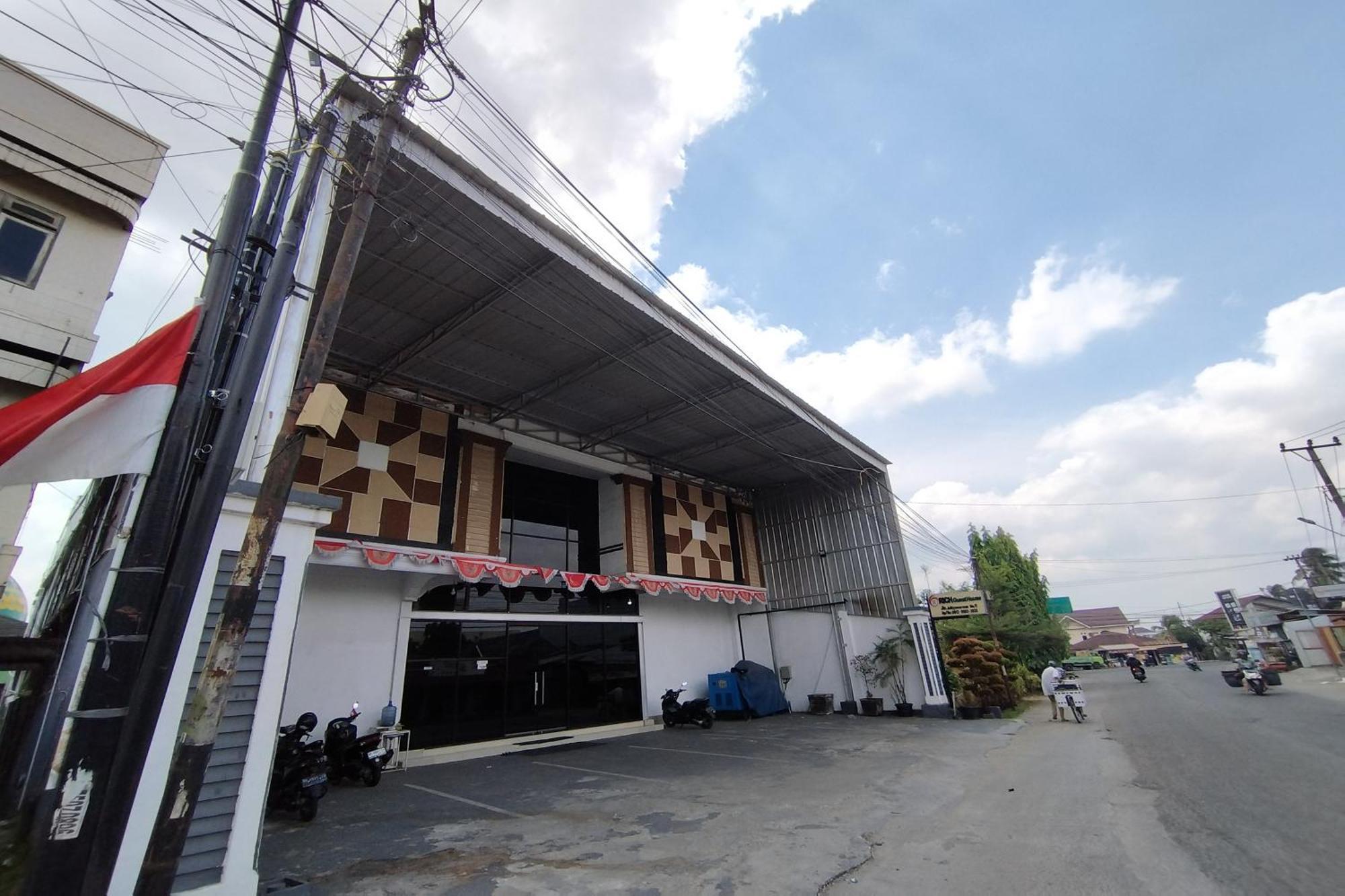Rich Guesthouse Jambi Exterior photo